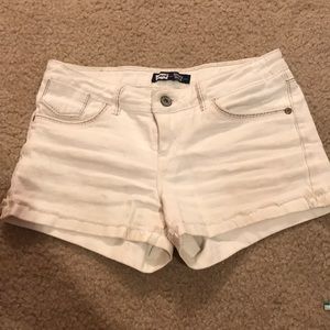 White Levi’s shorts